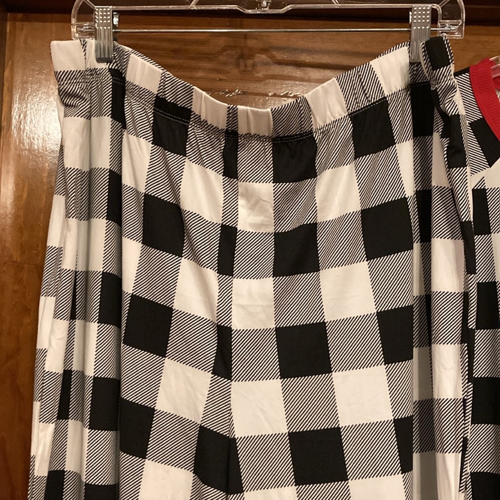NWT 2X Black & White Plaid Pajamas with Red Trim - Picture 7 of 12